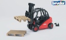 Bruder tõstuk H30D with 2 pallets, 02511