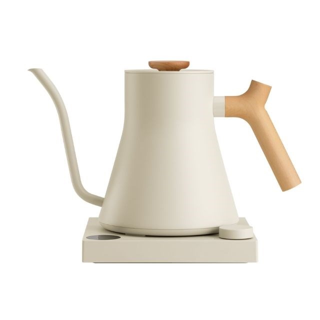 Fellow veekeetja Stagg EKG PRO 900ml in sesame beež with a wooden handle
