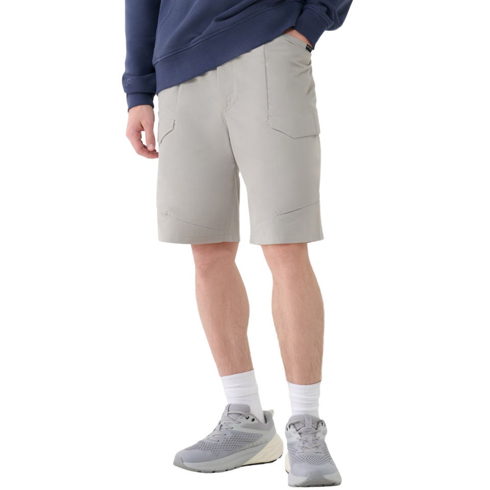 Lühikesed püksid meestele 4F Cas M527 Ciepły hele hall 4FWSS25TSHOM527 26S 2XL